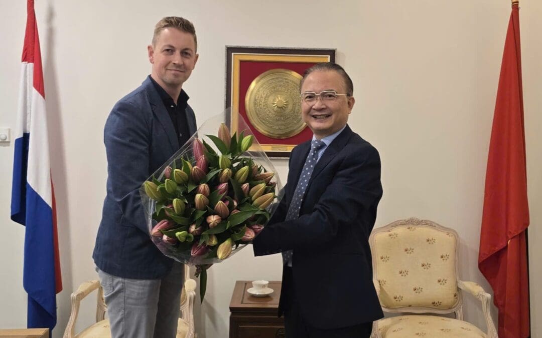 Eerste “Sutudo” lelies gepresenteerd aan ambassadeur van Vietnam